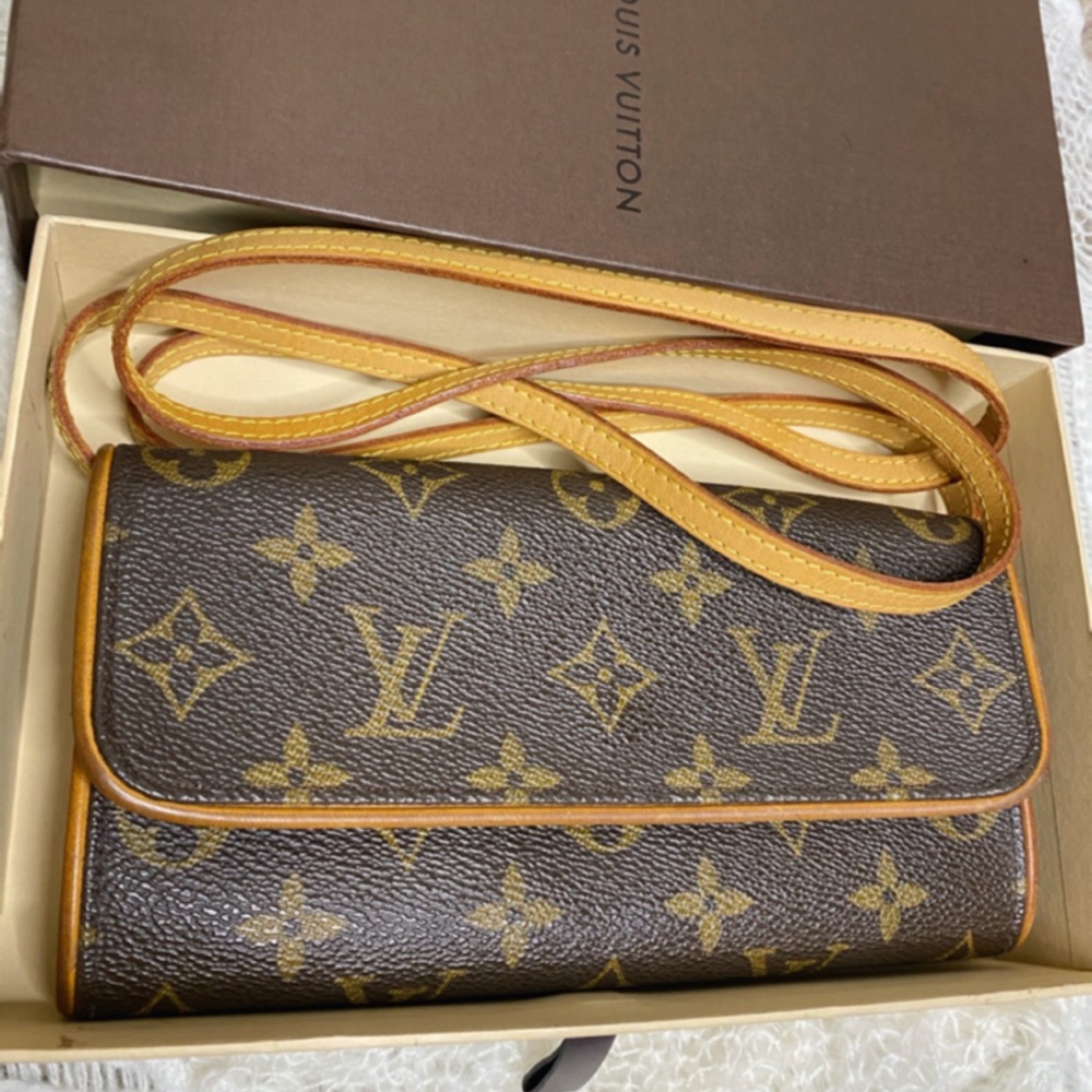 9️⃣0️⃣0️⃣ Authentic Louis Vuitton Pochette Twin